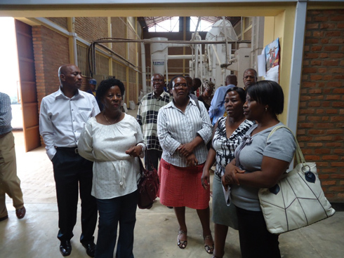 Abanya Lesotho basuye uruganda rutunganya umuceli rwa Mayange. 