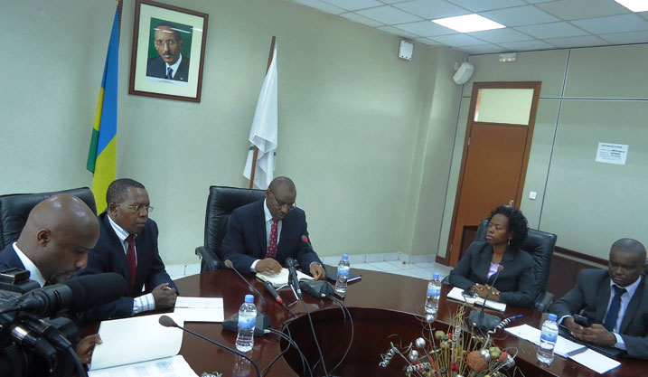 Abayobozi ba MINECOFIN, BNR na RSE mu kiganiro n'abanyamakuru, bavuga ku igurishwa rya ‘bonds'.