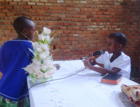 Light uri uburyo yari ahamagaye umwana amubaza ikibazo cy'uburyo yifata iyo umubyeyi we yagiye.