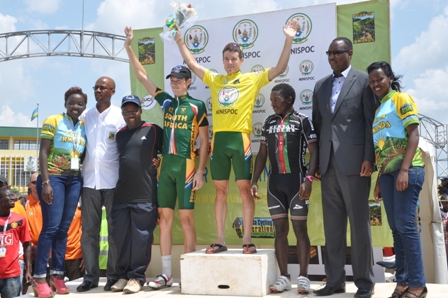 Minisitiri Mitali niwe wambitse Lill Daren umwenda ugaragaza uwatsinze irushanwa.