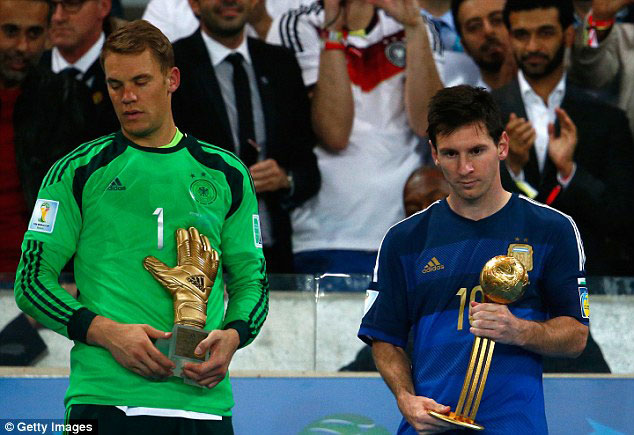 Lionel Messi yahawe umupira wa zahabu w'icyi gikombe cy'isi, naho Umunyezamu w'Ubudage Manuel Neuer ahabwa 'Golden Glove' nk'abakinnyi babiri bigaragaje cyane.
