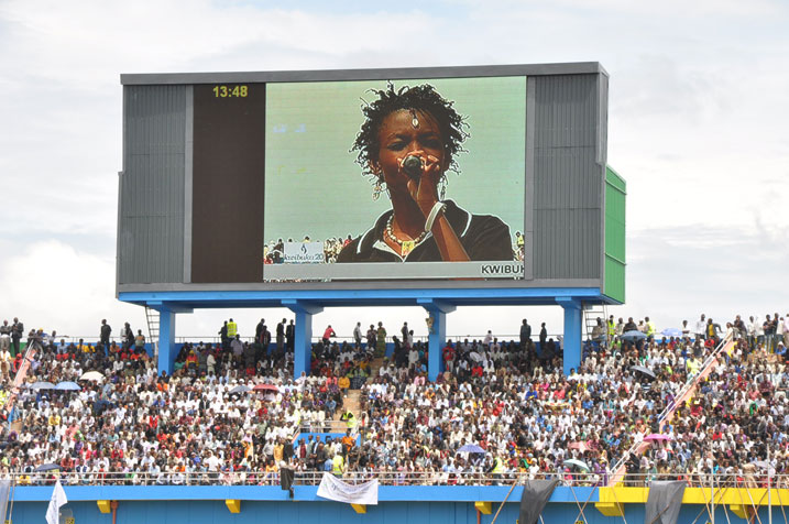 Abahanzi nyarwanda baririmba indirimbo ijyanye no kwibuka Jenoside yakorewe Abatutsi.