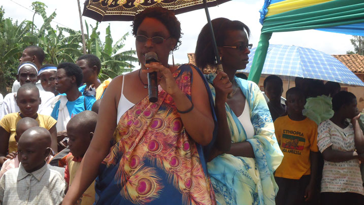 Louise Muzayire (ufite mikoro) uhagarariye inama y'igihugu y'abagore mu Murenge wa Mukura.