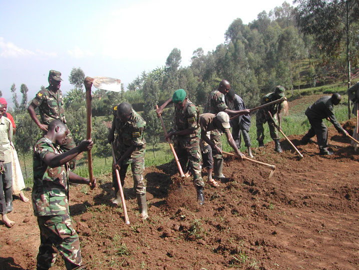 Lt Col Peter Kagarama hamwe n'ingabo ayoboye barimo gufatanyiriza hamwe n'abaturage mu gukora umuhanda.
