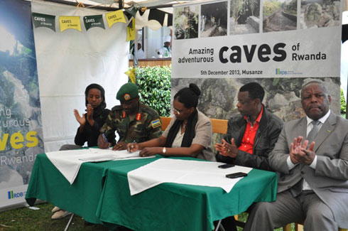 Umukuru w'Inkeragutabara, Lt Gen Ibingira, ashyira umukono ku masezerano yo guhererekanya ubuvumo n'umuyobozi wa RDB, Ambasaderi Rugwabiza.