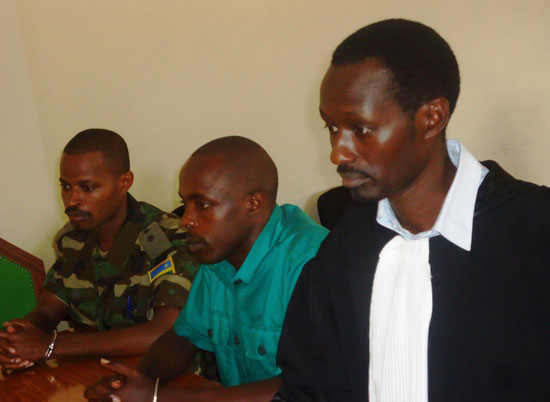 Lt Joel Mutabazi (hirya) yambaye imyenda ya gisirikare, Nshimiyimana n