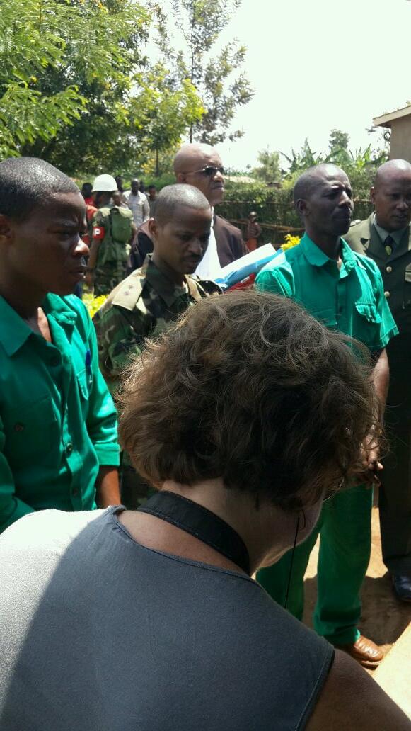 Mutamba (iruhande rwa Lt.Mutabazi wambaye gisirikare) abasobanura uko yahishe imbunda yo mu bwoko bwa pistori mu nzu ayihawe na Lt. Mutabazi.