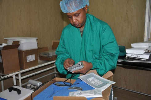 Lt. Col. Furaha asobanura uburyo utwuma dukata uruhu dukoreshwa.