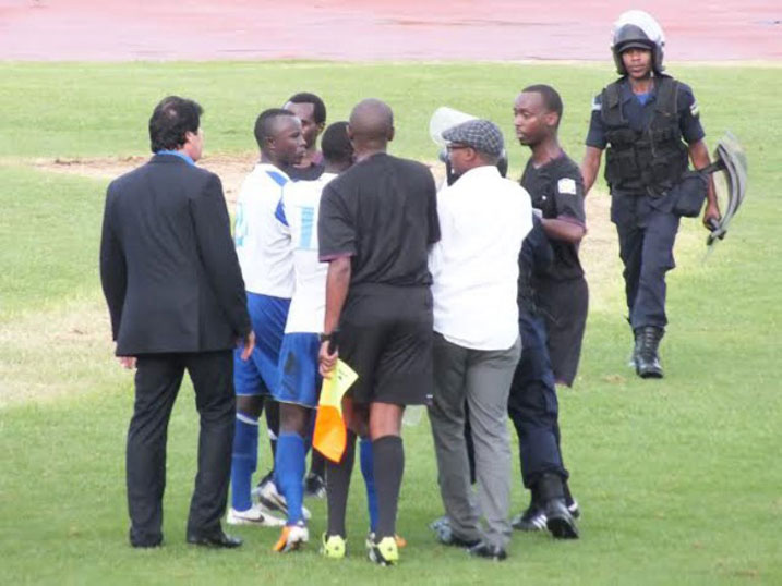 Luc Eymael, umubiligi utoza Rayon Sport ibihano byavuye ku myaka ibiri biba imikino umunani.