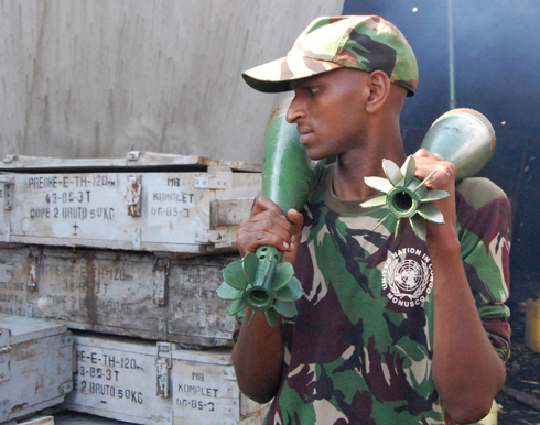 Intambara irakoreshwamo ibisasu binini ku mpande zombi. Uyu ni umurwanyi wa M23 wambaye imyenda ya MONUSCO.