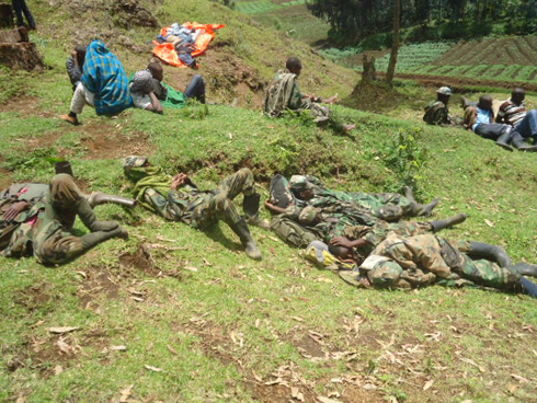 Abarwanyi bahungiye mu Rwanda bananiwe banashonje. (Foto: Sebuharara)