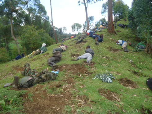 Abasirikare bahunganye inzara n'umunaniro kuko bari bamaze iminsi nta kiruhuko nta n'biribwa. (Foto: Sebuharara)