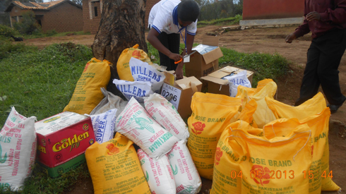 Babahaye impano y'ibikoresho bitandukanye.