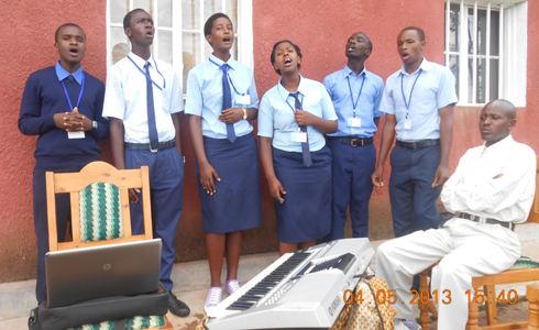 Abanyeshuli bagize itsinda rya Mass Choir baririmba indirimbo yabo bise “Ntukihebe”.