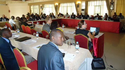 Inzego zitandukanye za Leta n'iz'abikorera zasabwe gukora ubukangurambaga busaba abantu kuzigama mu bigo by'imari.