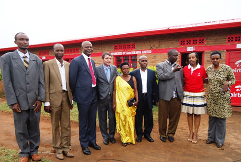 Abayobozi n'ababyeyi muri Bugesera bakiriye inkunga ya Airtel.