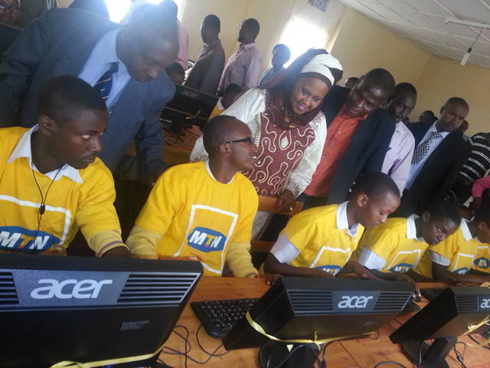 Bari kwereka abanyeshuri uko mudasobwa zikoreshwa.