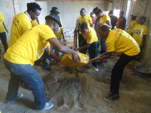 Anbakozi ba MTN bavanga umucanga na sima byo kubaka ibyumba by