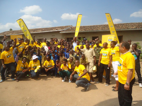 Abakozi ba MTN n'abanyeshuri b'ishuri ribanza rya Gashike 