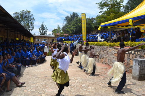 Bacinye akadiho bishimira ko MTN yabahaye za mudasobwa.