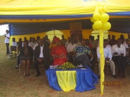 Umuyobozi wungirije wa MTN Foundation, Zulfat Mukarubega, n'abandi bayobozi mu muhango wo gushyikiriza Rusumo High School mudasobwa 36