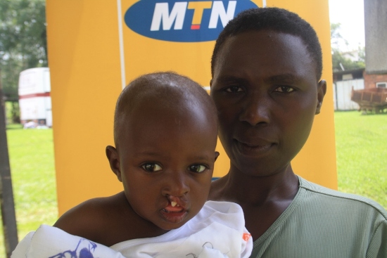 Uyu mubyeyi yazanye umwana we kumuvuza muri "operation smile".