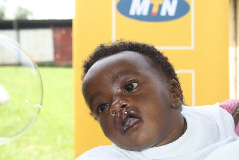 Umubyeyi w'uyu mwana avuga ko ise w'umwana yamwihakanye kubera ko yavukanye ibibari.