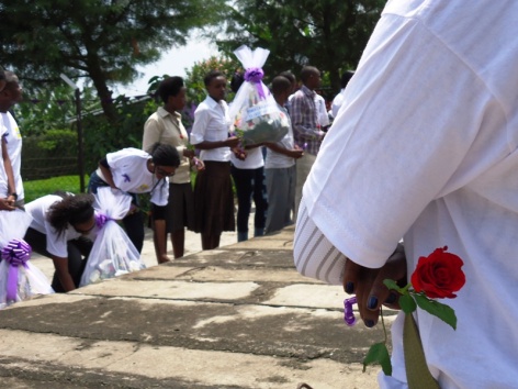 Mbere yo kujya gusura abana, babanje kunamira abazize Jenoside bashyinguye ku rwibutso rwa Jenoside mu murenge wa Rubengera.