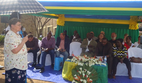 Madame Rahm uyoboye itsinda ryaturutse muri Rhenanie Palatinat ashima uburyo inkunga yabo ikoreshwa.