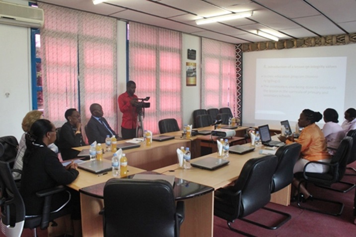 Umuyobozi wa Tranparency International yasobanuriwe uburyo Leta ifatanya n'indi miryango kurwanya ruswa.