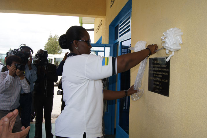 Madamu Jeannette Kagame afungura Isano community house mu karere ka Nyamagabe.