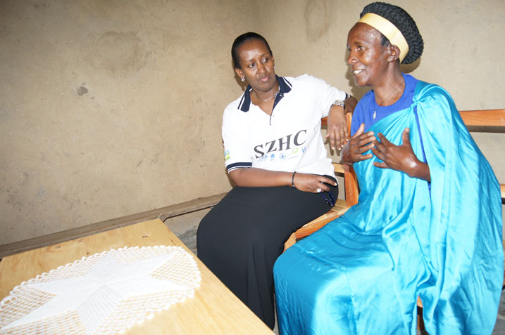 Madamu Jeannette Kagame mu nzu y'umwe mu bakecuru barokotse Jenoside bubakiwe amazu.