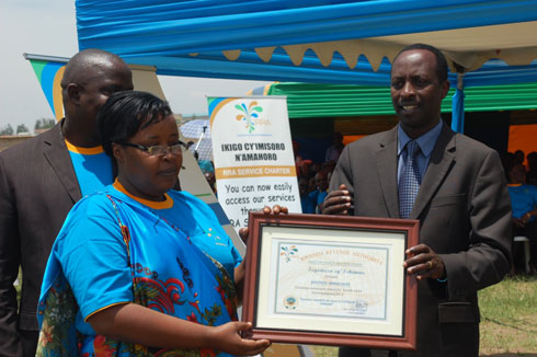 Madamu Kayitesi Immaculée ku rwego rw'akarere ka Nyanza niwe wenyine wahawe igihembo cy'abantu basora neza kandi ku gihe.