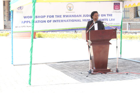 Madamu Sylvie Kayitesi ageza ijambo ku bacamanza batangiye amahugurwa.