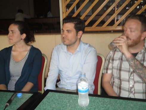 Bamwe mu bagize itsinda “Out of Hiding”: Madison, Justin na Jon baganira n