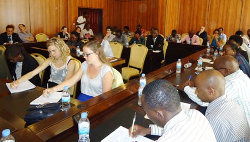 Abanyamakuru bitabiriye ikiganiro cyatanzwe n'intumwa ya UN ku burenganzira bw'ikiremwamuntu.