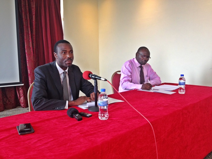 Maitre Butare asobanurira abanyamakuru uburyo Hotel Merdien izashyirwa ku isoko.