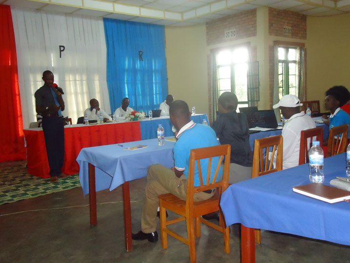 Maj. Gen. Mubarakh Muganga aganiriza abahagarariye abandi mu rugaga rw'urubyiruko rwa FPR Inkotanyi mu Ntara y'Uburengerazuba.