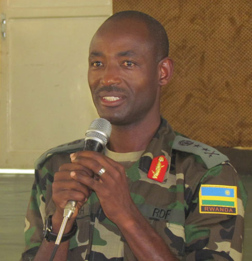 Maj. Gen Mubaraka Muganga ukuriye ingabo mu ntara y'uburengerazuba aramara impungenge abirukanwe muri Tanzaniya ko umutekano wabo wizewe.