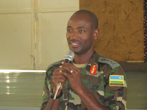 Maj. Gen. Mubaraka Muganga aganira n