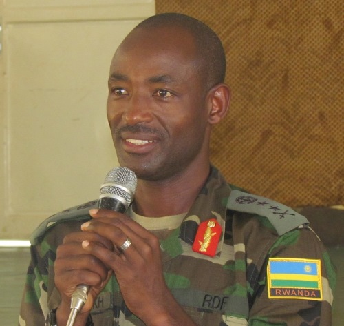 Maj.Gen Mubaraka aganira n