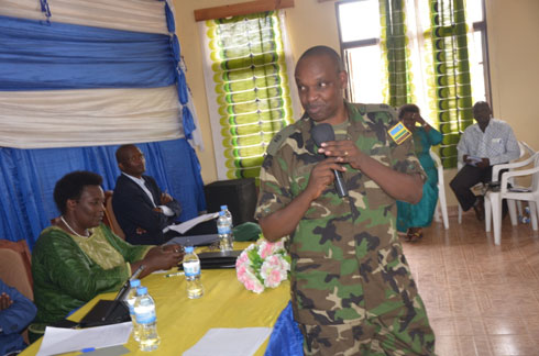 Major Gerald Nyirimanzi ushinzwe amateka muri RDF asaba abayobozi kudaca hejuru gahunda ya "Ndi Umunyarwanda" bahereye kuri Jenoside.