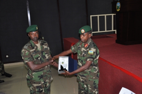 Major Frank wahize abandi ahembwa.