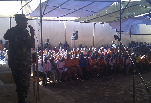 Major Gakuba asobanurira abagororwa bo muri gereza ya Nsinda uko umutekano ubungwabungwa mu Rwanda.