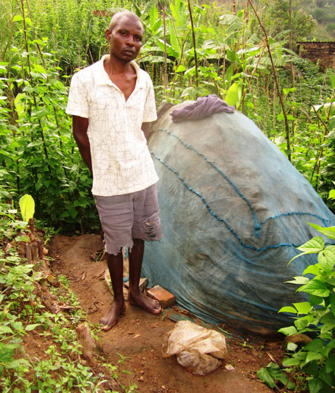 Aha yahisemo gucumbika ni hejuru yahashyinguwe umwana we, yanze gutura mu nzu nziza abagiraneza bamuhaga