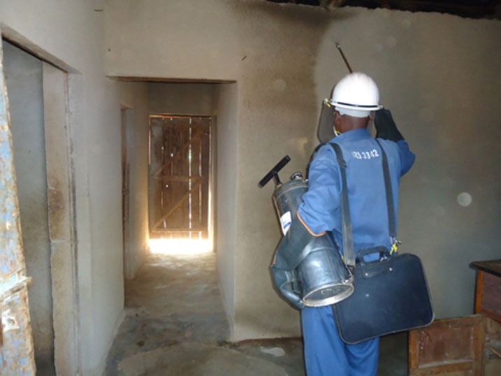 Bumwe mu buryo bwo guhangana na malaria, harimo gutera umuti wica umubu utera malaria mu nzu.