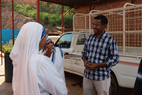 Umwe mu banyamuryango ba Rwanda Malayalee Association aganira n'ababikira b'umuryango Mother Theresa.
