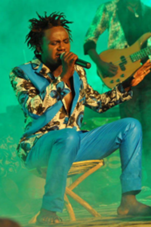 Uyu muhanzi ngo arisegura ku baba barahawe DVD zidatunganye neza.