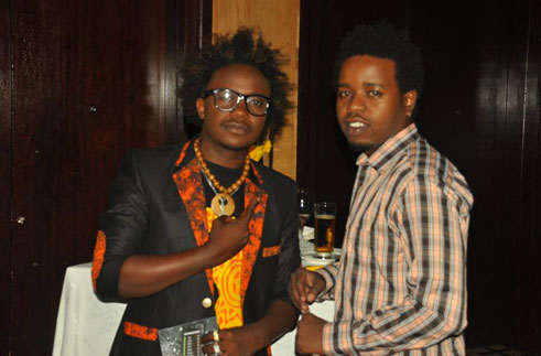 Mani Martin (ibumoso) yatangaje ko ngo asigaye yemera cyane Jay Polly bari kumwe aha ku ifoto (iburyo).