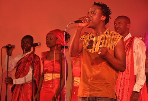 Mani Martin aririmba mu njyana nyafurika.